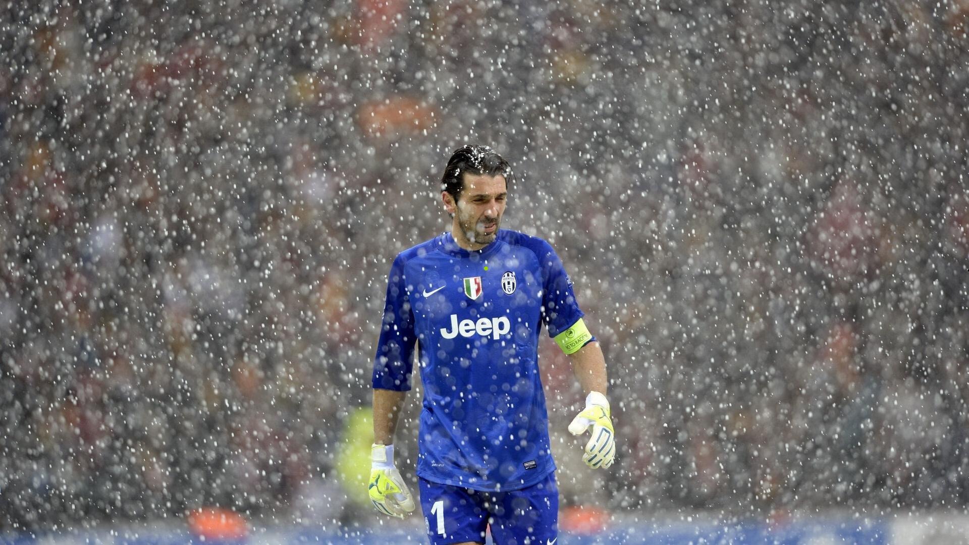 国奥队2比1力克阿联酋，赛后全队向远征球迷深情鞠躬致谢