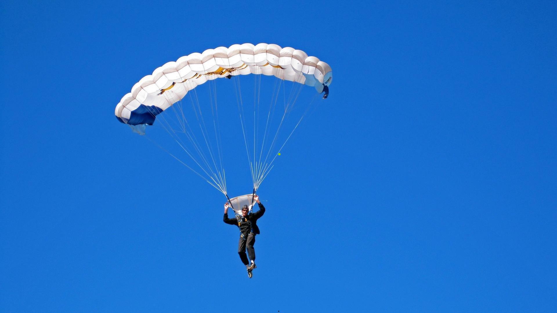 足彩网品牌|汉密尔顿微博温情致谢中国粉丝，互动瞬间点燃全球体育热情